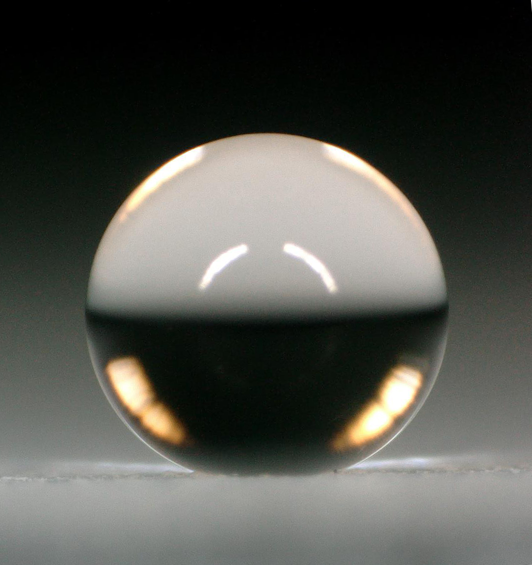 PFASフリーのHIREC塗装面上の球体に近い状態の水玉画像